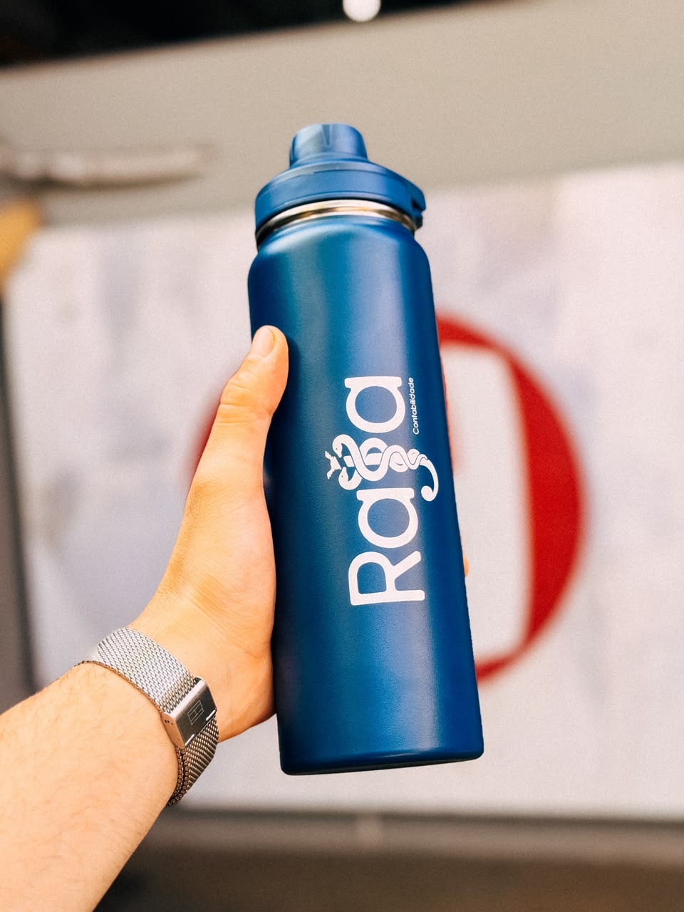 Garrafa azul personalizada com gravação a laser